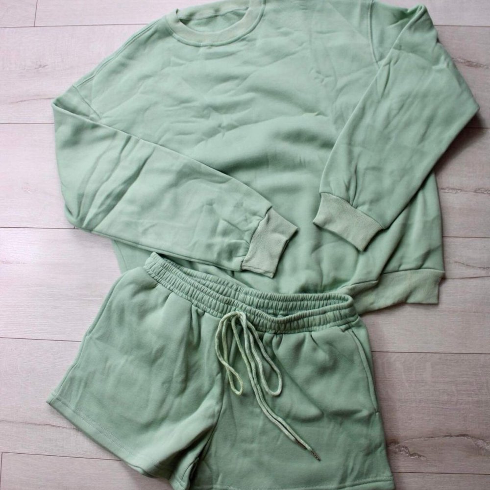 Pullove Sweater with matching shorts
